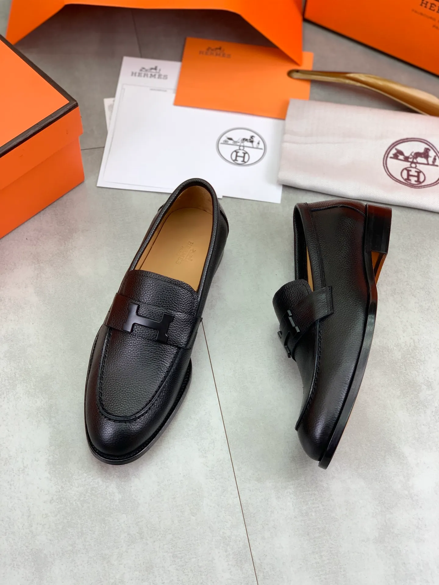 Factory price P980 💰💎💎💎 Original genuine leather outsole Brand: Hermès Grade: Same as the official website Original quality materials: Original soft calfskin Water-dyed cowhide lining Original Italian genuine leather outsole Style categories: Men's fashion Formal casual leather shoes Slip-on men's shoes series Young fashion European and American trends British style Code number: 39-45 (38.46 can be customized)